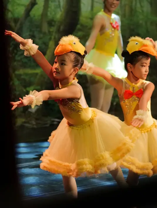 <p>Dalam penampilannya itu, Thalia tampil cantik dengan mengenakan baju ballet warna kuning. [Foto: instagram.com @thaliaputrionsu]</p>