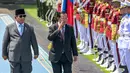 Presiden Republik Indonesia Prabowo Subianto (kiri) bersama Presiden Senat Kamboja Samdech Akka Moha Sena Padei Techo Hun Sen meninjau pasukan jajar kehormatan saat upacara penyambutan di Istana Merdeka di Jakarta pada Senin 5 Mei 2025. (BAY ISMOYO/AFP)
