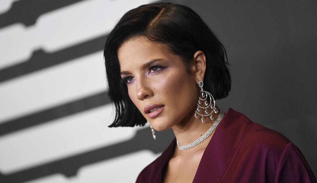 Get Wallpaper Foto Pakai Piyama Seksi Halsey Pamer Paha Bertato Di Nyfw For iPhone