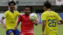 Gelandang Persija Jakarta, Ramdani Lestaluhu berebut bola dengan pemain 757 Kepri Jaya pada laga Piala Indonesia di Stadion Patriot, Bekasi, Rabu (23/1). Persija menang telak 8-2. (Bola.com/Yoppy Renato)