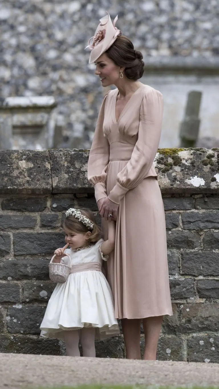 Kate Middleton memakai gaun rancangan Alexander McQueen. (sumber foto: cosmopolitan.com)