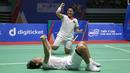 Pasangan Indonesia, Apriyani Rayahu/Siti Fadia, melakukan selebrasi usai menaklukkan wakil Thailand, Benyapa Aimsaard/Nuntakarn Aimsaard, pada laga final cabang olahraga bulutangkis SEA Games 2021 di Bacqiang Gymnasium, Minggu (22/5/2022). Indonesia menang dengan skor 21-17 dan 21-14. (Bola.com/Ikhwan Yanuar)