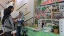 Seoarang pengunjung bertanya mengenai edukasi pemilahan sampah pada Festival Jejak Pangan Lestari 2026 di Taman Lapangan Banteng, Jakarta Pusat, Sabtu (10/10/2026). Kegiatan ini mengajak masyarakat memahami pengelolaan sampah sebagai salah satu langkah untuk mengurangi dampak lingkungan dan mendukung sistem pangan yang lebih lestari. (KLY/Budy Santoso)