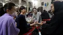 Wisatawan Jepang berbincang dengan seorang relawan saat belajar tentang puasa dan budaya Uni Emirat Arab (UEA) selama Ramadan di Sheikh Mohammed Centre for Cultural Understanding (SMCCU), Dubai, UEA, Jumat (17/5/2019). (REUTERS/Satish Kumar)