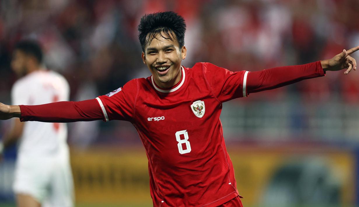 Di babak pertama, timnas Indonesia U-23 unggul 2-0 melalui gol yang dicetak Marselino Ferdinan lewat titik putih di menit ke-23 dan Witan Sulaeman pada menit ke-40. (KARIM JAAFAR/AFP)