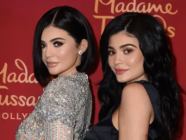 Kylie Jenner bersama patung lilin dirinya di Madame Tussauds Hollywood di Los Angeles, California (18/7). Kabarnya, butuh waktu setengah tahun untuk menyelesaikan patung model 19 tahun ini. (Vivien Killilea/Getty Images for Madame Tussauds Hollywood/AFP)