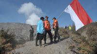 Ilustrasi: Tim Rescue mitra Polda Jatim bersiap melakukan upacara pengibaran bendera Merah Putih di Gunung Batok, kawasan wisata gunung Bromo, Probolinggo, Jawa Timur, Sabtu 16 Agustus. (Antara/Paramayuda)