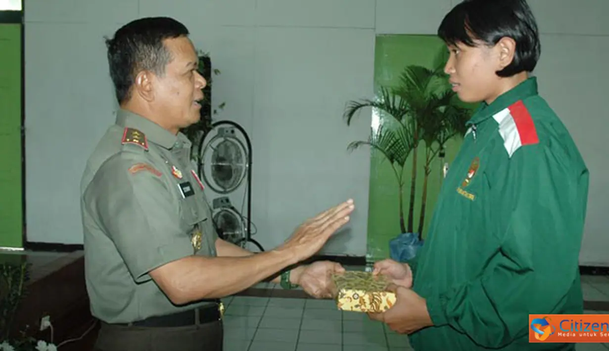 Citizen6, Bandung: Sebanyak 21 atlit Bulutangkis yang tergabung dalam PBAD mendapat uang pembinaan dari Pangdam III/Siliwangi setelah mereka berhasil keluar sebagai Juara umum pada kejuaraan Bulutangkis Piala Panglima TNI 2012. (Pengirim: Pendam3)