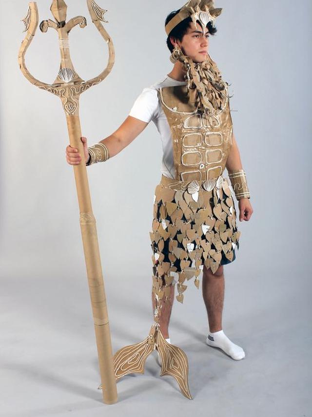 Kreatif, Model Ini Gunakan Busana Bahan Kardus di Atas Catwalk