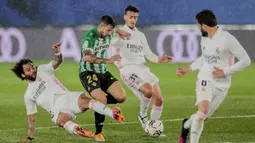 Bek Real Madrid, Marcelo (kiri) berusaha menghentikan laju striker Real Betis, Aitor Ruibal dalam laga lanjutan Liga Spanyol 2020/2021 pekan ke-33 di Alfredo Di Stefano Stadium, Madrid, Sabtu (24/4/2021). Real Madrid bermain imbang 0-0 dengan Real Betis. (AP/Bernat Armangue)