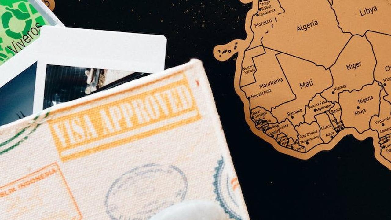 Biasanya, untuk mendapatkan visa, Anda harus mengajukan permohonan melalui kedutaan besar negara tujuan atau agen yang mewakili negara tersebut. Namun, beberapa negara di Asia menawarkan kebebasan visa dalam waktu terbatas bagi warga negara tertentu, memb