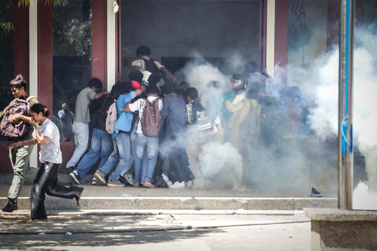 FOTO: Demo Hari Kedua, Mahasiswa Timor Leste Bentrok dengan Polisi
