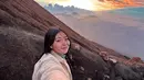 Wendy Walters memiliki hobi baru yang cukup sering dibagikannya di akun Instagram pribadinya, yaitu naik gunung. Melalui sebuah potret selfie, Wendy menampilkan dirinya yang tersenyum bahagia dengan latar pemandangan langita oranye yang sangat indah. [Foto: Instagram/wendywalters]
