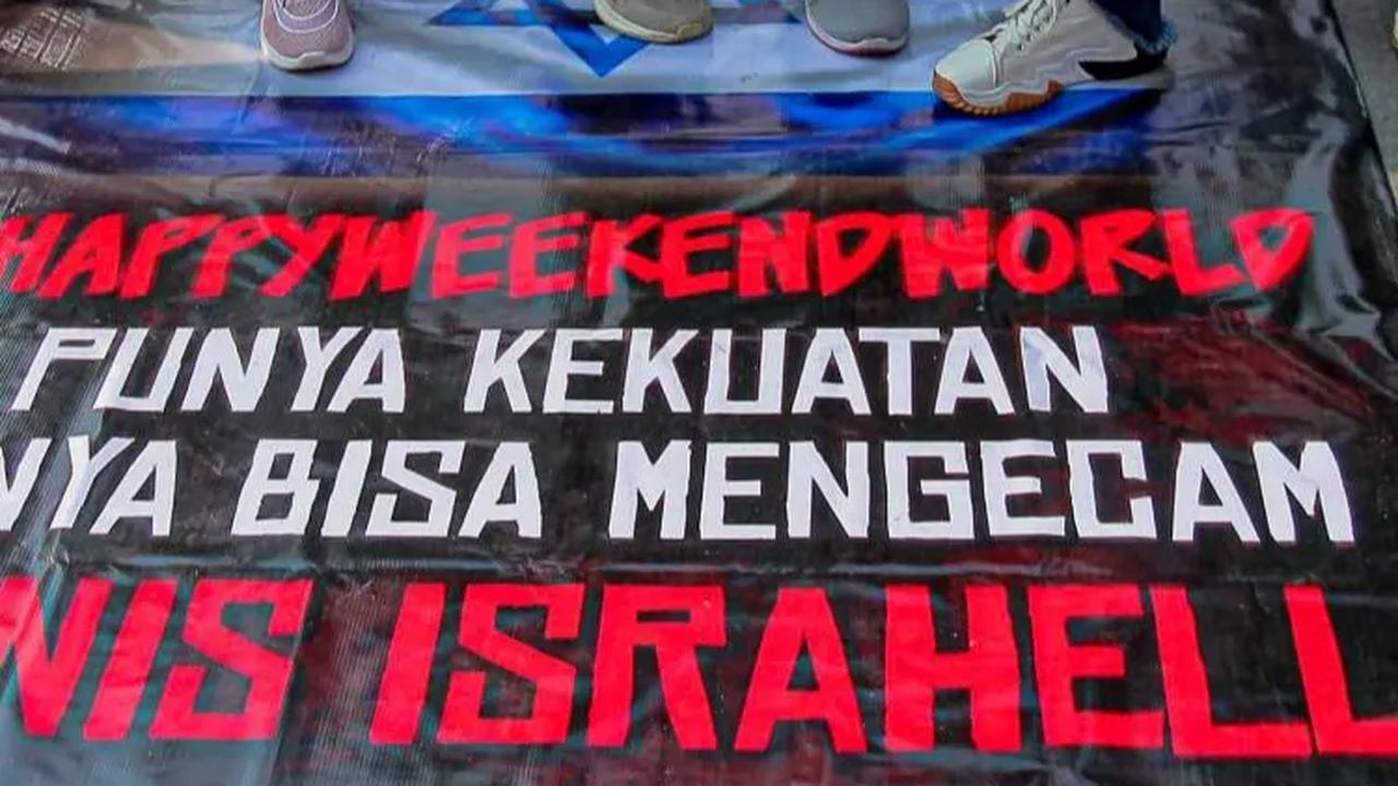 FOTO: Kutuk Serangan Pasukan Zionis, Warga Jakarta Ramai-Ramai Injak Spanduk Bendera Israel Saat CFD Sudirman-Thamrin