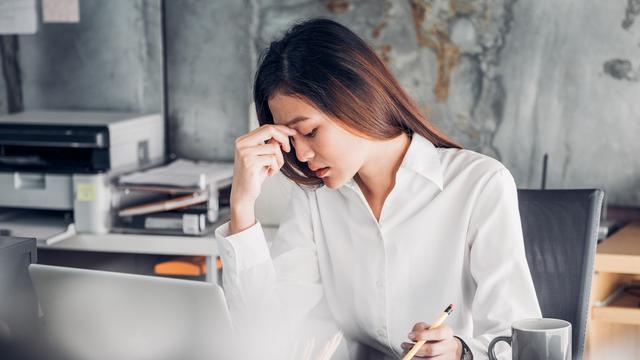 perempuan stres bekerja