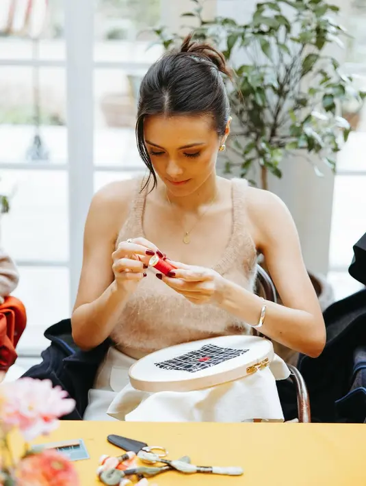 Sedangkan Amanda Rawles kenakan tanktop wol yang dipadu dengan rok putih [@amandarawles]