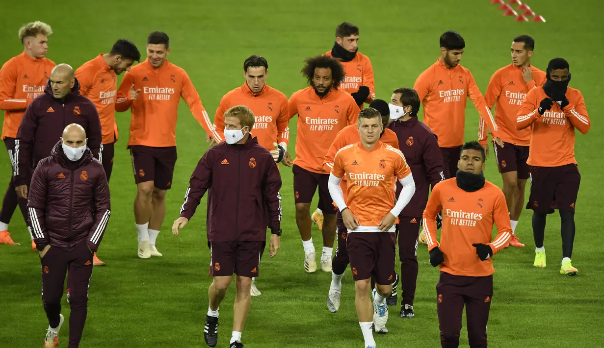 Para pemain Real Madrid saat melakukan pemanasan saat mengikuti latihan tim di Borussia-Park, Jerman (26/10/2020). Real Madrid akan bertanding melawan Borussia Moenchengladbach pada grup B Liga Champions. (AFP/Ina Fassbender)