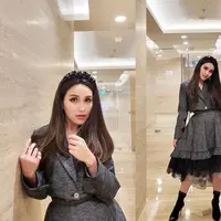 Tampil dengan Korean style, pesona Ayu Ting Ting disebut netizen mirip Jisoo BLACKPINK. (Instagram/ayutingting92).