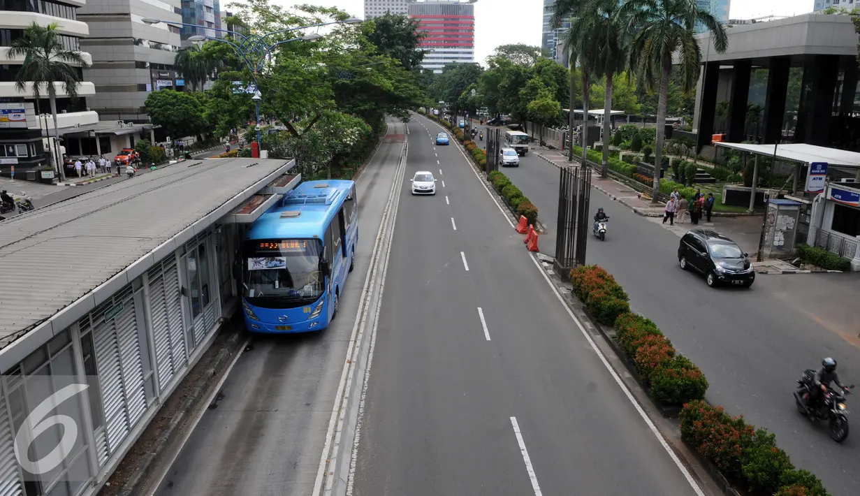 Transjakarta singgah di halte busway, Jakarta, Senin (11/7). Meski libur Idul Fitri telah usai namun beberapa ruas jalan di Jakarta masih lengang. (Liputan6.com/Helmi Afandi)