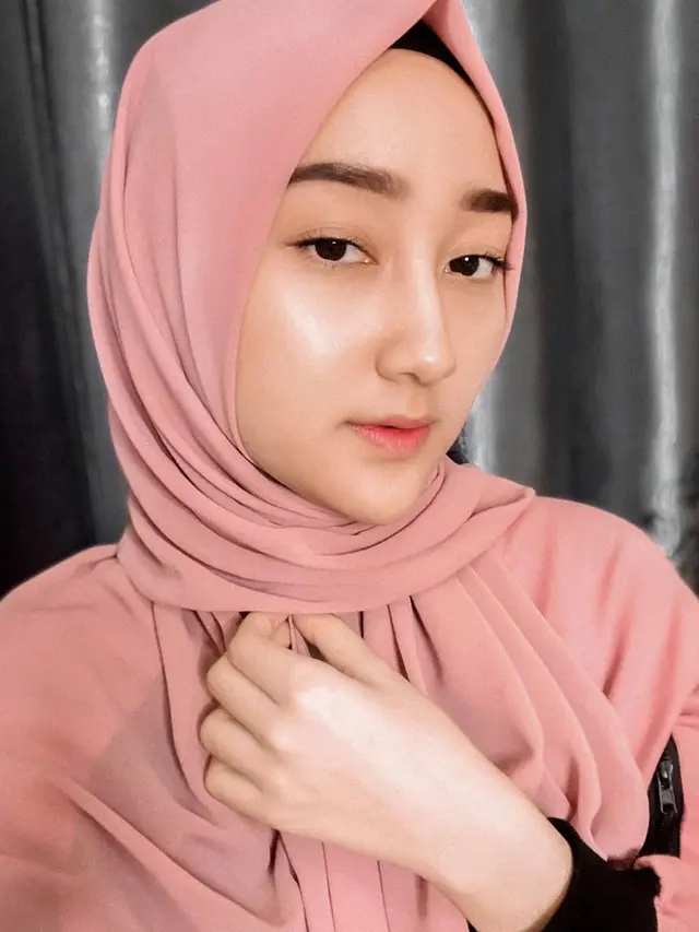 7 Gaya Sandrina IMB Pakai Hijab Ini Cantiknya Curi Perhatian