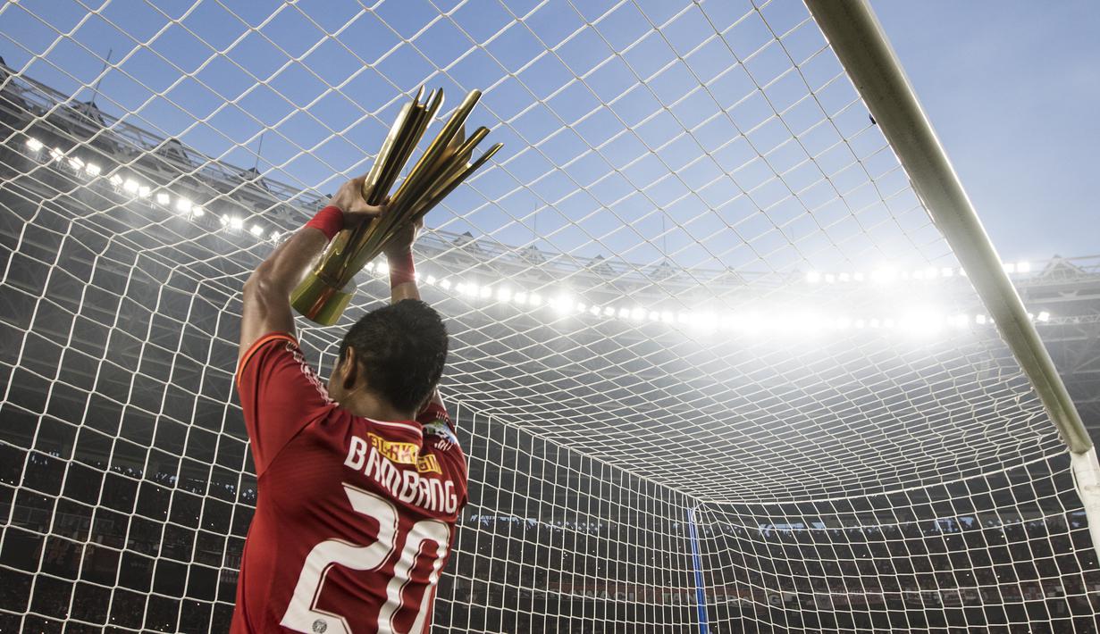 Striker Persija Jakarta, Bambang Pamungkas, mengangkat piala usai mengalahkan Mitra Kukar pada laga Liga 1 di SUGBK, Jakarta, Minggu (9/12). Persija menang 2-1 atas Mitra. (Bola.com/Vitalis Yogi Trisna)