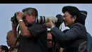Ibu Ani Yudhoyono asyik mengabadikan patung Perdamaian Dunia dengan kameranya), Bogor, Selasa (18/8/2014) (Liputan6.com/Johan Tallo)