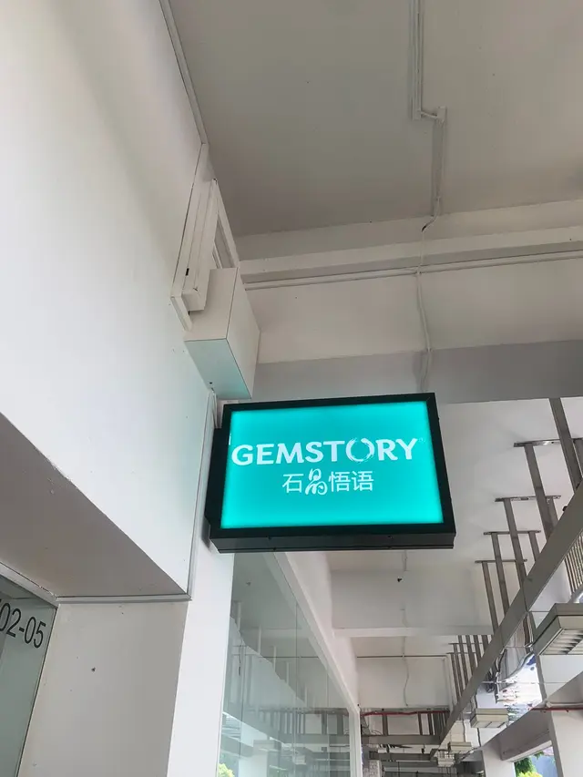 Toko batu permata dan kristal GEMSTORY di Bras Basah Complex, Singapura.