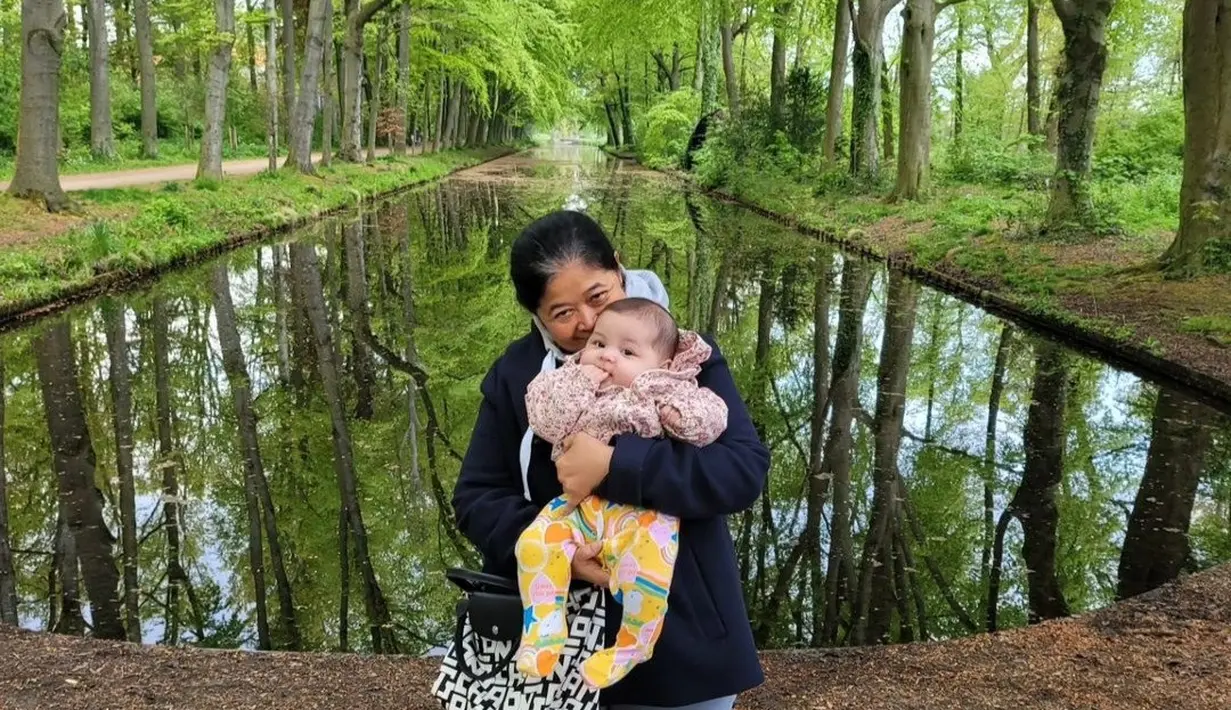 Sang ibu pun kerap kali menggendong baby Nova penuh dengan kasih sayang [instagram/graciaz14]