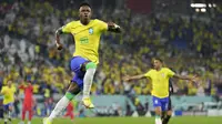 Timnas Brasil,&nbsp;Vinicius Junior merayakan gol pertama timnya ke gawang Korea Selatan saat laga 16 besar Piala Dunia 2022 yang berlangsung di 974 Stadium, Selasa (06/12/2022). (AP/Jin-Man Lee)