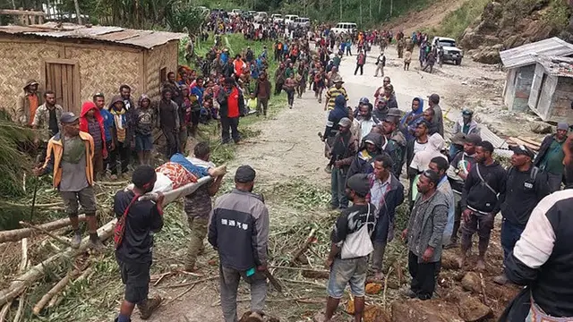 Seorang yang terluka diangkut dengan tandu untuk mencari bantuan medis setelah terjadi tanah longsor di Desa Yambali, Provinsi Enga, Papua Nugini, Jumat (24/5/2024).