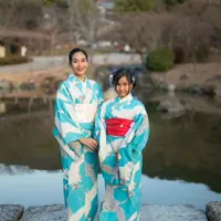 Sebagai seniman, Happy Salma dikenal dengan jiwa Indonesia yang begitu kuat. Hampir di setiap kesempatan, Happy Salma kenakan kebaya dan wastra nusantara [@happysalma]