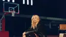 Paige Bueckers dari Dallas Wings tampil dengan jaket leather hitam dipadukan celana denim panjang. Ia membawa tas Coach hitam. [Coach]