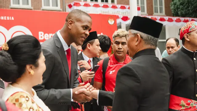  Momen Pelatih Timnas Indonesia, Patrick Kluivert Ikut Upacara Bendera HUT RI ke-80