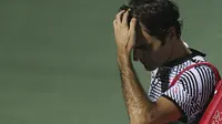 Roger Federer dikalahkan petenis peringkat 116 dunia Evgeny Donskoy 3-6, 7-6(7), 7-6 (5) pada babak kedua Dubai Championships, Kamis (2/3/2017) dinihari WIB.  (AP Photo/Kamran Jebreili)