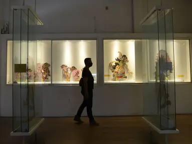 Pengunjung melihat-lihat koleksi Museum Wayang, Jakarta, Sabtu (13/6/2020). Museum yang berada di kawasan Kota Tua Jakarta tersebut mulai kembali dibuka saat pemberlakukan masa transisi PSBB dengan protokol kesehatan. (merdeka.com/Imam Buhori)