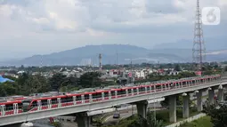 Rangkaian kereta LRT Jabodebek parkir di dekat stasiun LRT Harjamukti, Cibubur, Jakarta (26/3/2021). Pembangunan Lintas Pelayanan I Cawang-Cibubur mencapai 93,67%, Lintas Pelayanan II Cawang-Kuningan-Dukuh Atas 82,44% dan Lintas Pelayanan III Cawang-Bekasi Timur 76,94% (Liputan6.com/Fery Pradolo)