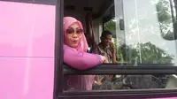 Dahlia, sopir transjakarta khusus wanita. (Liputan6.com/Delvira Chaerani Hutabarat)