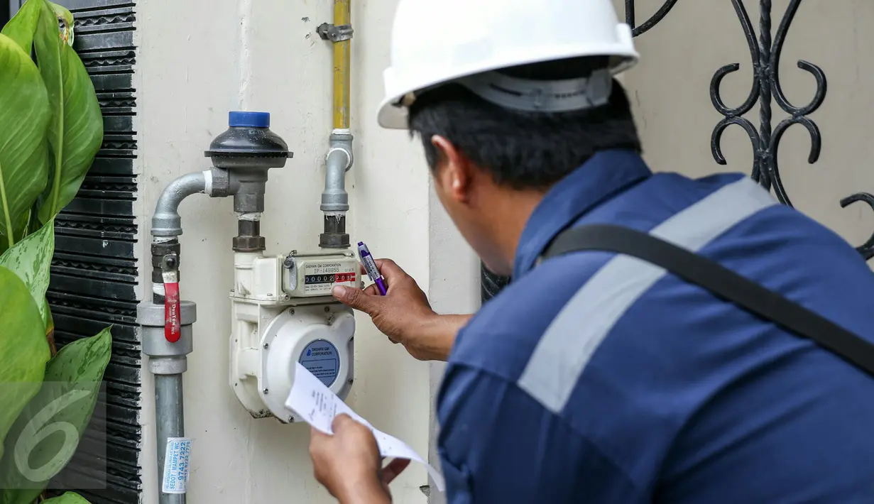 Petugas melakukan pengecekan meteran gas, Jakarta, Kamis (3/3/2016). Pembangunan jaringan gas rumah tangga sebanyak 89 ribu jaringan merupakan proyek terbesar dengan total nilai kontrak Rp 493 miliar. (Liputan6.com/Yoppy Renato)