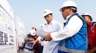 Menteri Perhubungan (Menhub) Budi Karya Sumadi melakukan kunjungan ke KM 13 Jalan Tol Jakarta-Cikampek II Elevated (Tol Layang Jakarta-Cikampek II). Liputan6.com/Tomy Kurnia