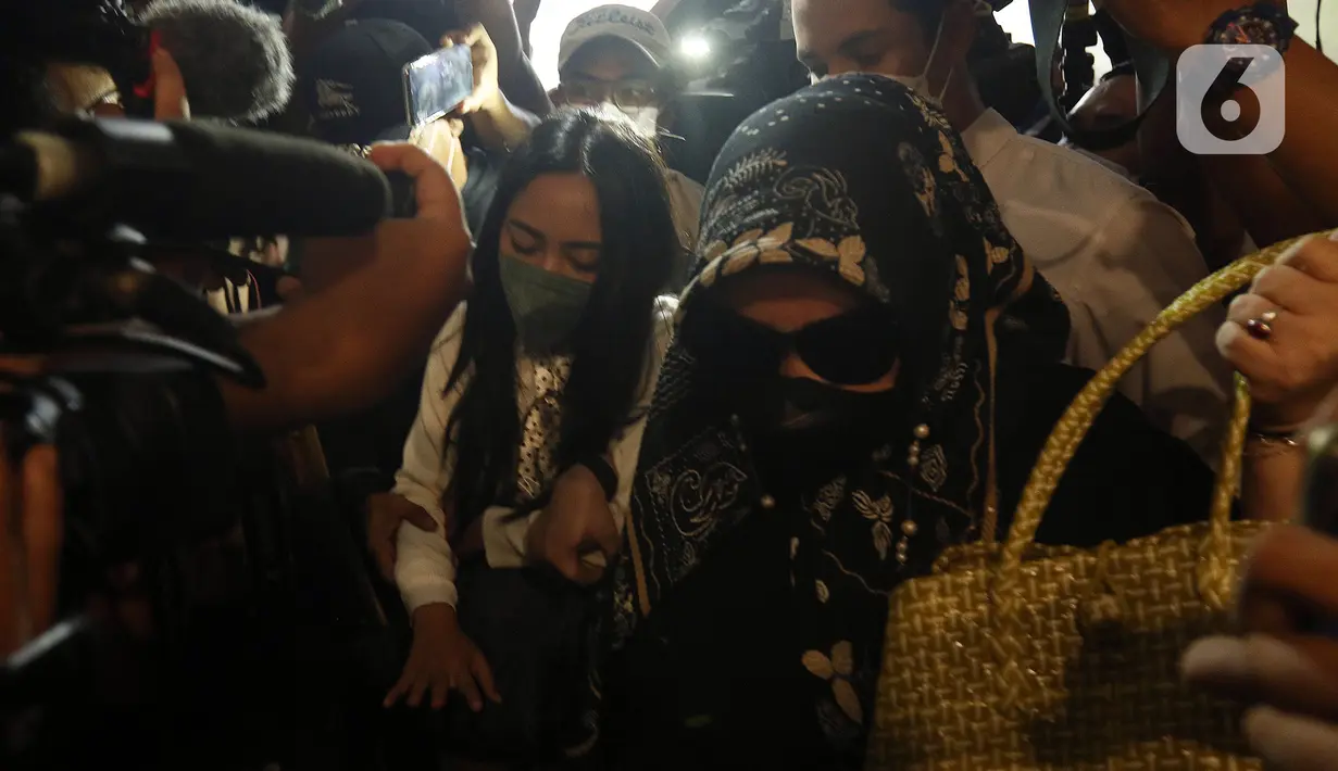 Selebgram Rachel Vennya (kiri) saat tiba di Polda Metro Jaya, Jakarta, Kamis (21/10/2021). Rachel memenuhi panggilan Polda Metro Jaya untuk dimintai klarifikasi terkait kasus dugaan kaburnya dari tempat karantina usai pulang dari luar negeri. (Liputan6.com/Herman Zakharia)