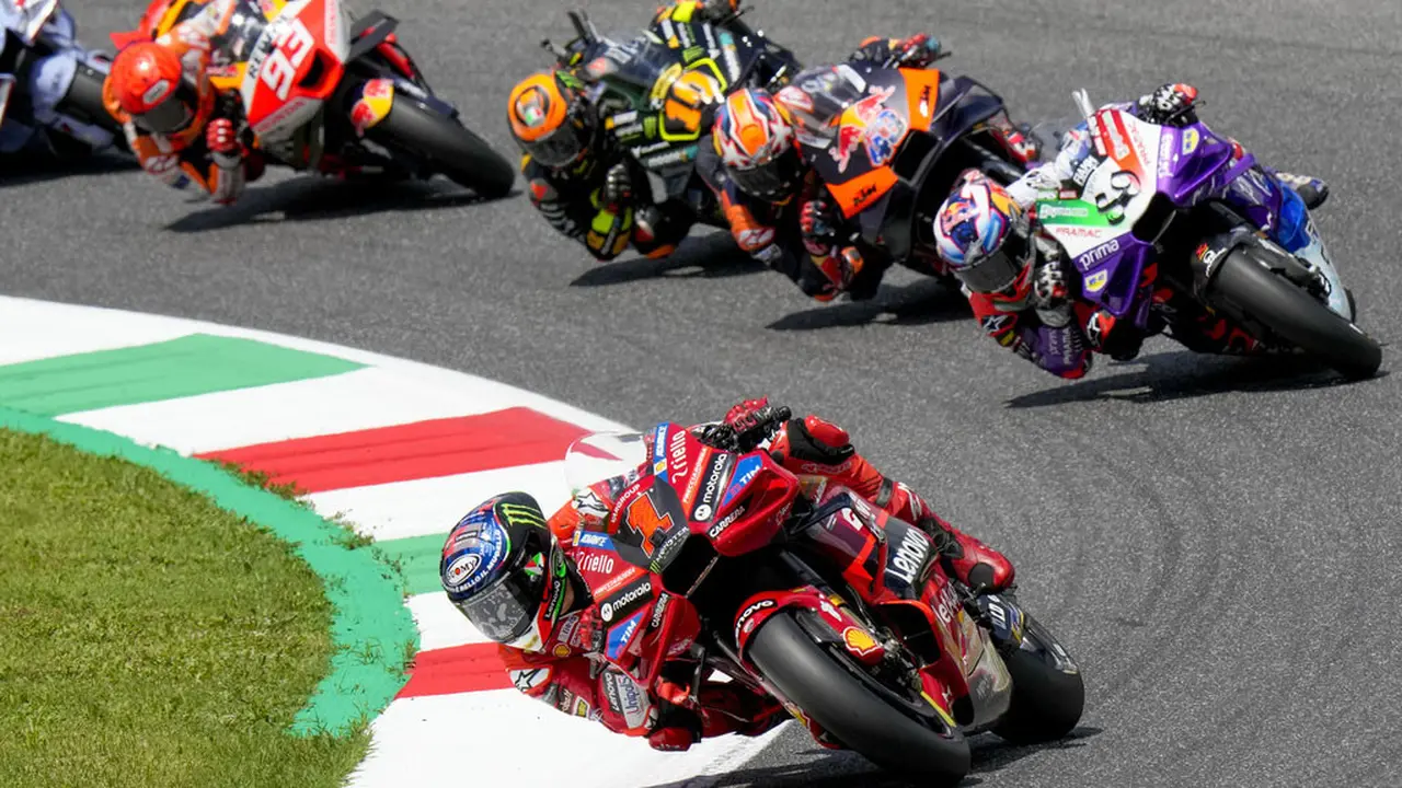 Foto: Melihat Detik-Detik Alex Marquez Kecelakaan, Pecco Bagnaia Berjaya di Balapan MotoGP Italia 2023