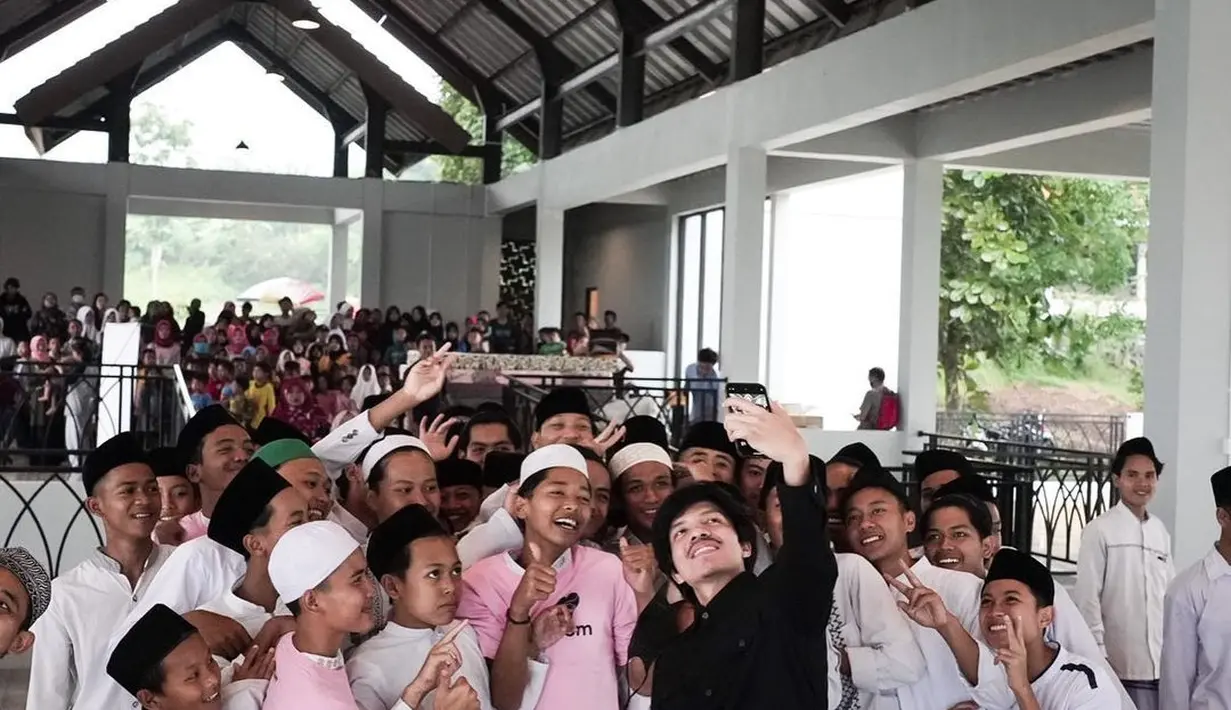 Saat berkumpul dengan para santri di dalam ruangan, Atta Halilintar mengajak mereka untuk welfie, dan disambut gembira. (Foto: Instagram/@attahalilintar)