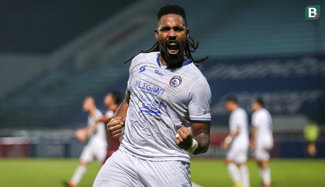 Ekspresi Carlos Fortes usai mencetak brace dan memberi kemenangan 2-1 bagi Arema FC atas Borneo FC. (Bola.com/Bagaskara Lazuardi)