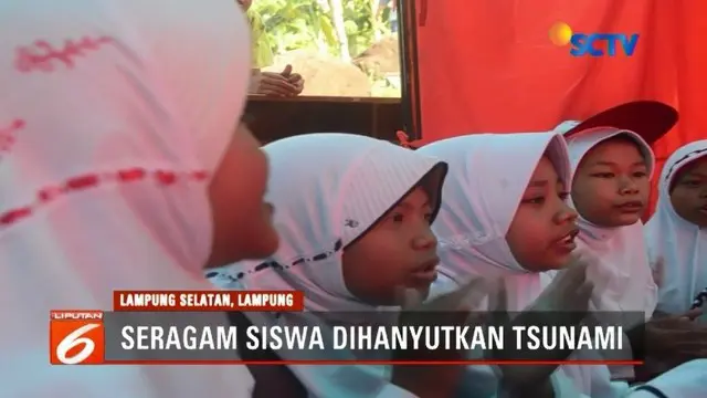 Sekolah rusak akibat diterjang tsunami di Lampung, ratusan anak-anak hingga kini terpaksa belajar di sebuah tenda darurat dengan perlengkapan seadanya.