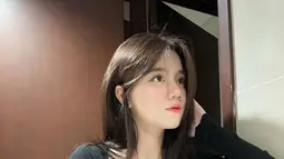 Pakai atasan berwarna hitam dengan kancing terbuka di bagian perut, menampilkan dengan jelas perut hamilnya yang kian membesar. Rambutnya yang terurai dengan gaya natural membuat Kayess jadi calon ibu muda. Kayess terlihat nyaman dan percaya diri dengan kehamilannya. (Liputan6.com/IG/@ewkharis)