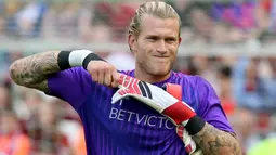 Kiper Liverpool, Loris Karius saat menghadapi Napoli pada laga pramusim 2018/2019 di Aviva Stadimum, Dublin (4/8/2018). Loris Karius didatangkan Liverpool dari FSV Mainz pada awal musim 2016/2017 dengan nilai transfer 6,2 juta euro. Sempat dipinjamkan ke Besiktas dan Union Berlin sejak 2018/2019, ia akhirnya berstatus tanpa klub pada 2022/2023 dan akhirnya menjadi milik Newcastle United sejak tengah musim 2022/2023. (AFP/Paul Faith)