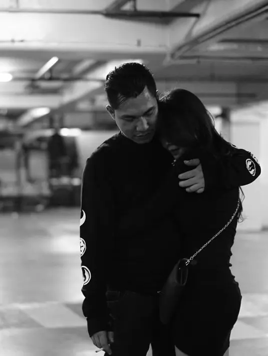 "Kemarin adalah hari ke dua, dimana dada ini berdegup sangat kencang, dimana sebelum nya, aku harus menghadap orang tua mu untuk meminta mu menjadi milik ku, seutuh nya," lanjutnya. (Instagram/rizalarmada)