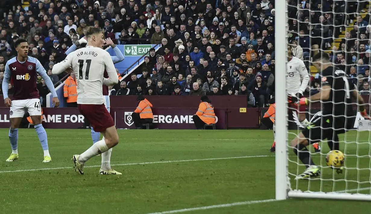 Pemain Manchester United, Rasmus Hojlund, mencetak gol ke gawang Aston Villa pada laga pekan ke-24 Premier League 2023/2024 di Villa Park, Minggu (11/02/2024). Gol Manchester United disumbangkan oleh Rasmus Hojlund dan Scott McTominay. Sementara Aston Villa dicetak oleh Douglas Luiz. (AP Photo/Rui Vieira)