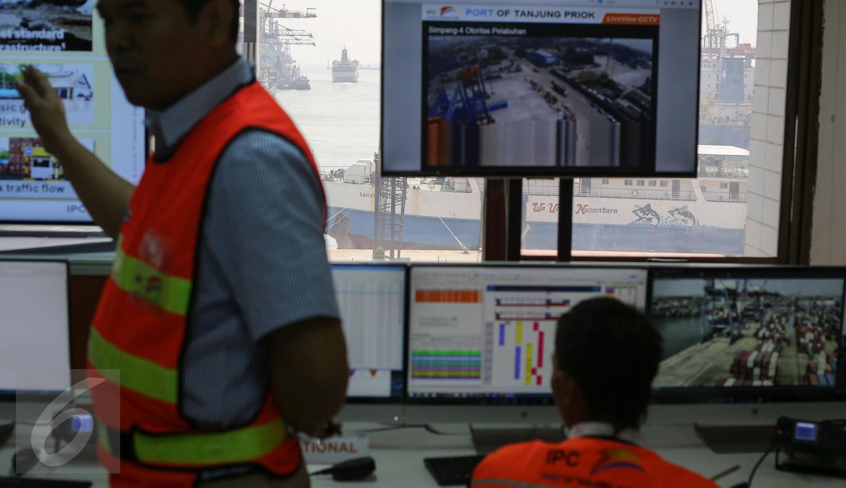 Pekerja saat mengoperasikan Automatic Stacking Crane (ASC) dalam ruang  kontrol dan teknik Indonesia Port Corporation (IPC), Tanjung Priok, Jakarta, Rabu (17/6/2015). (Liputan6.com/Faizal Fanani)