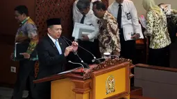 Ketua DPR Bambang Soesatyo memberi sambutan saat Rapat Paripurna bersama Menteri Keuangan Sri Mulyani di Jakarta, Rabu (31/10). Meski disertai sejumlah catatan, DPR menyetujui RUU APBN 2019 beserta Nota Keuangannya menjadi UU. (Liputan6.com/JohanTallo)